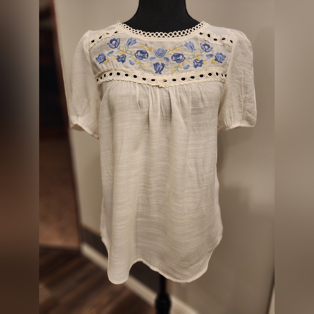 Montrez Embroidered White Women's Top, size small